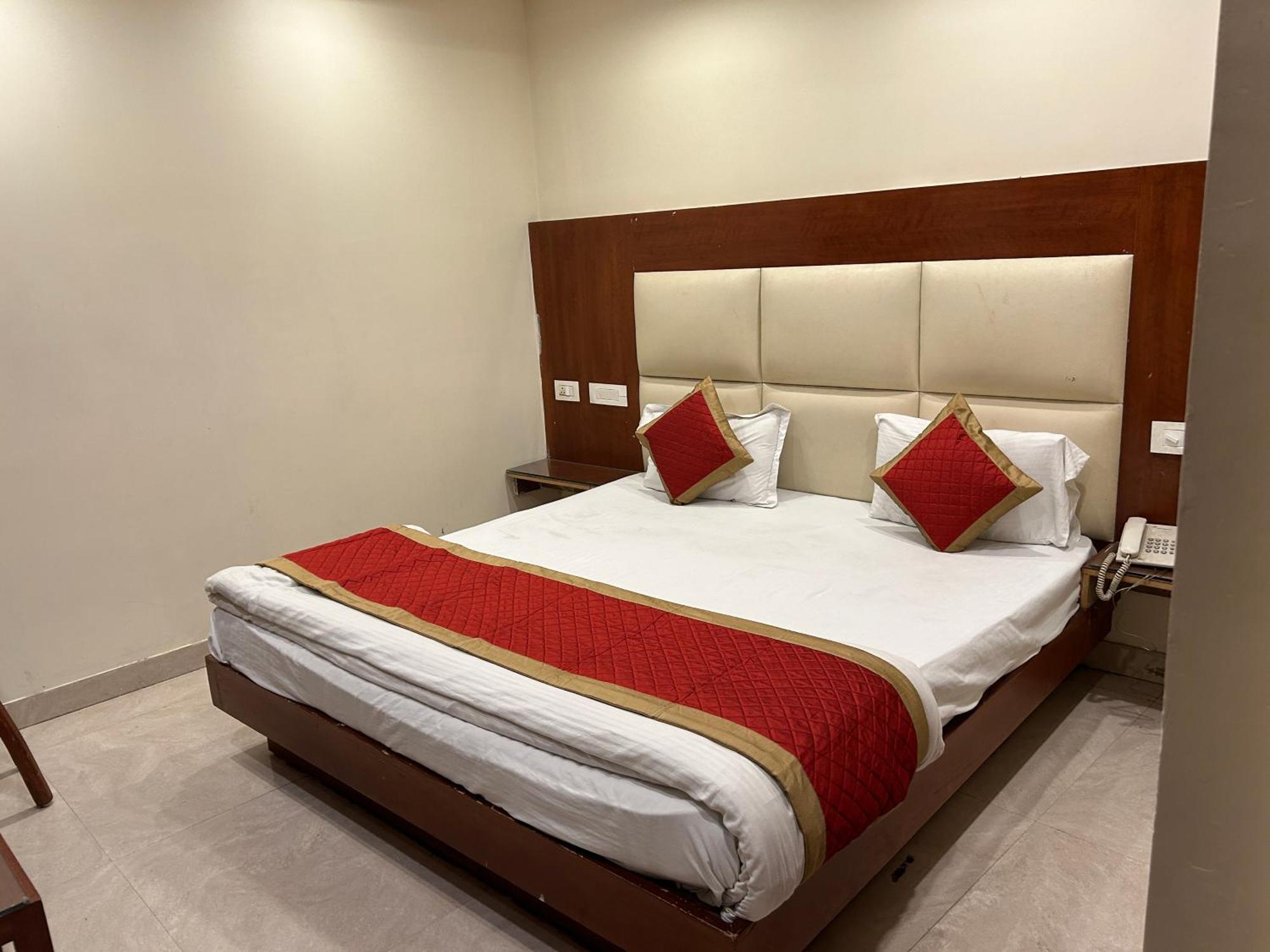 Hotel Sapphire International 100 Meters From The Railway Station 4*