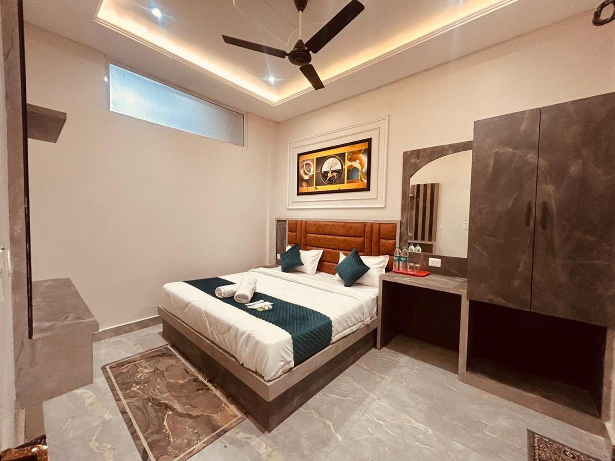 Hotel Sapphire International 100 Meters From The Railway Station