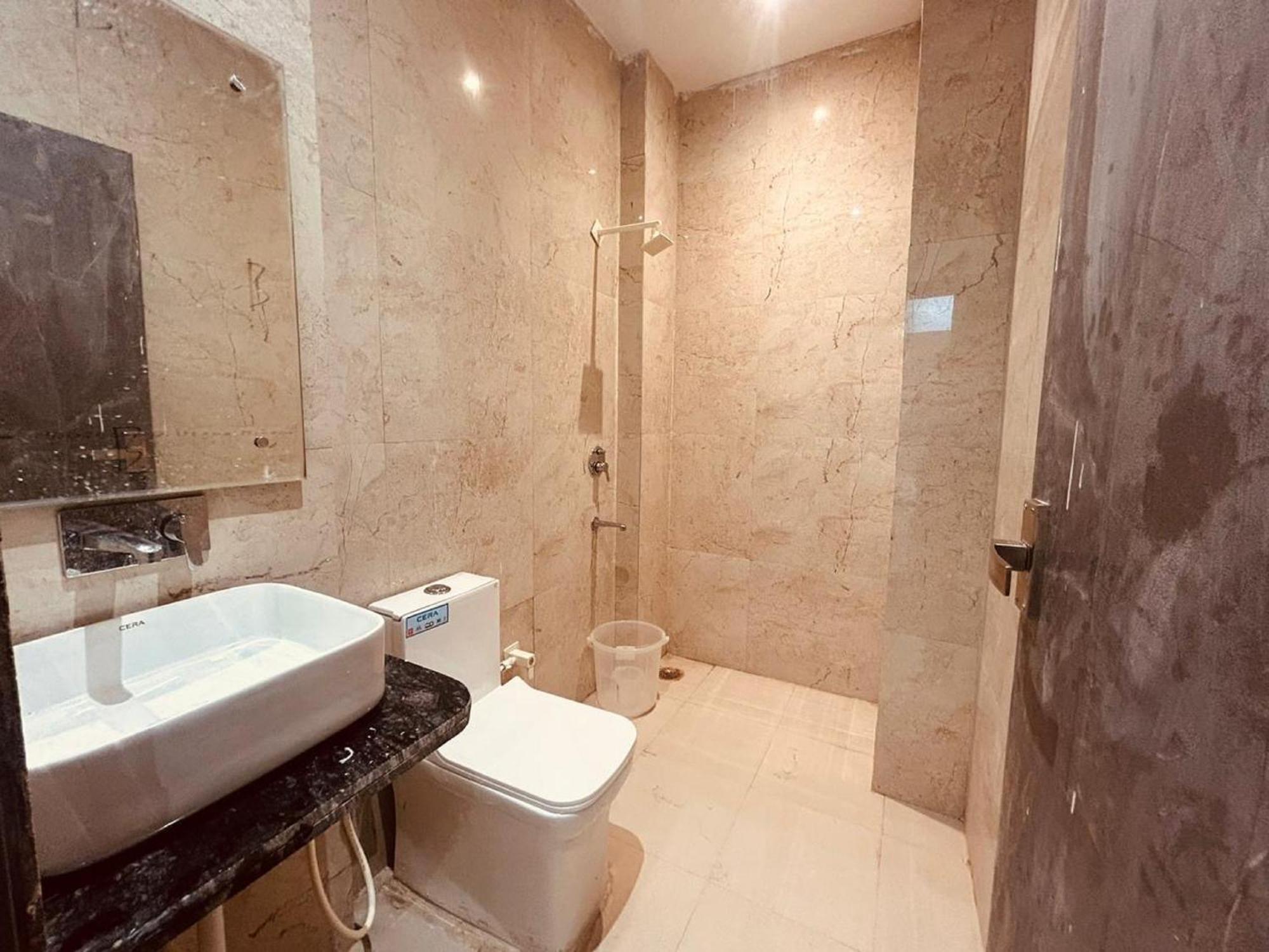 Sapphire International 100 Meters From The Railway Station New Delhi