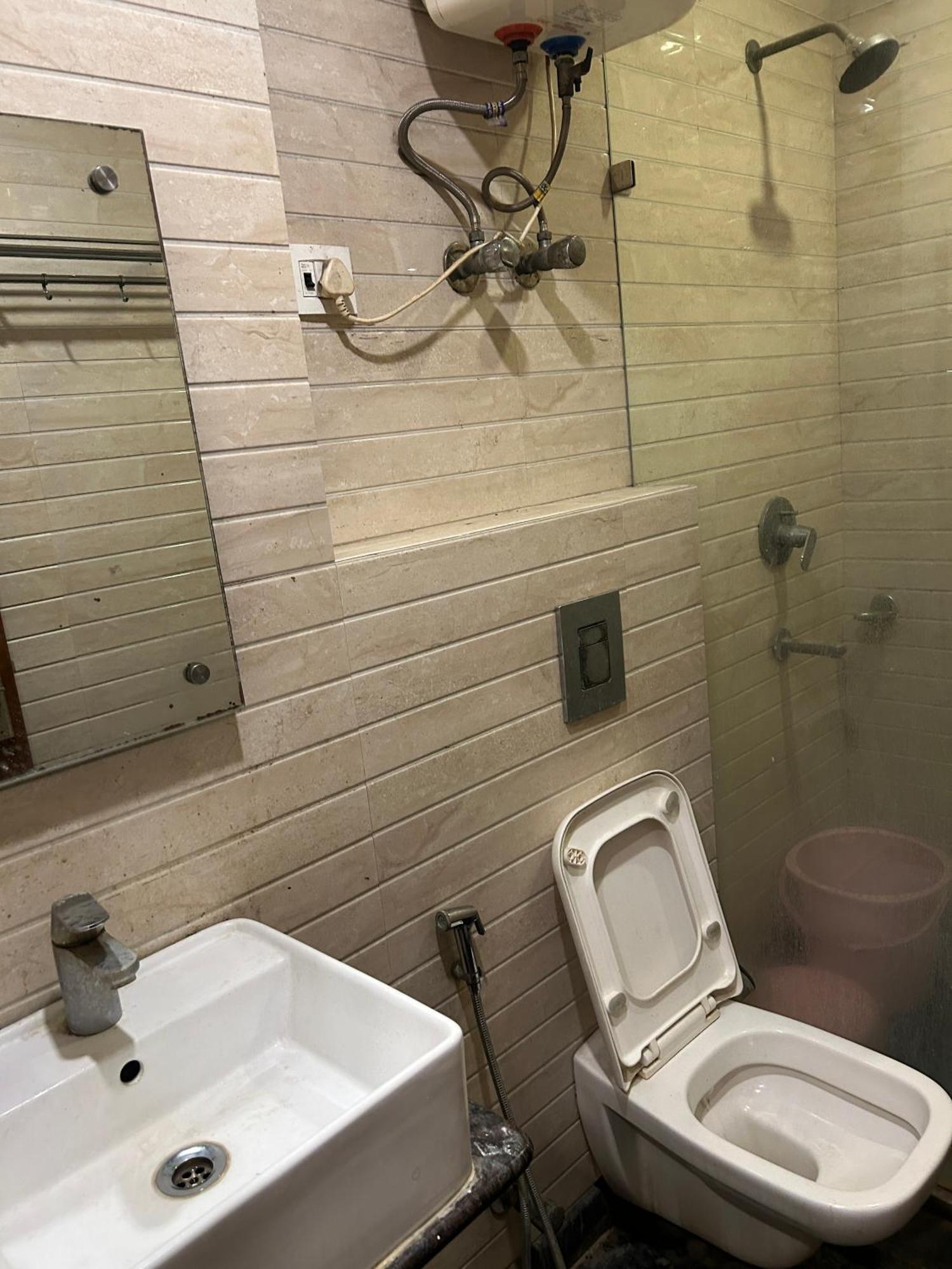 Sapphire International 100 Meters From The Railway Station