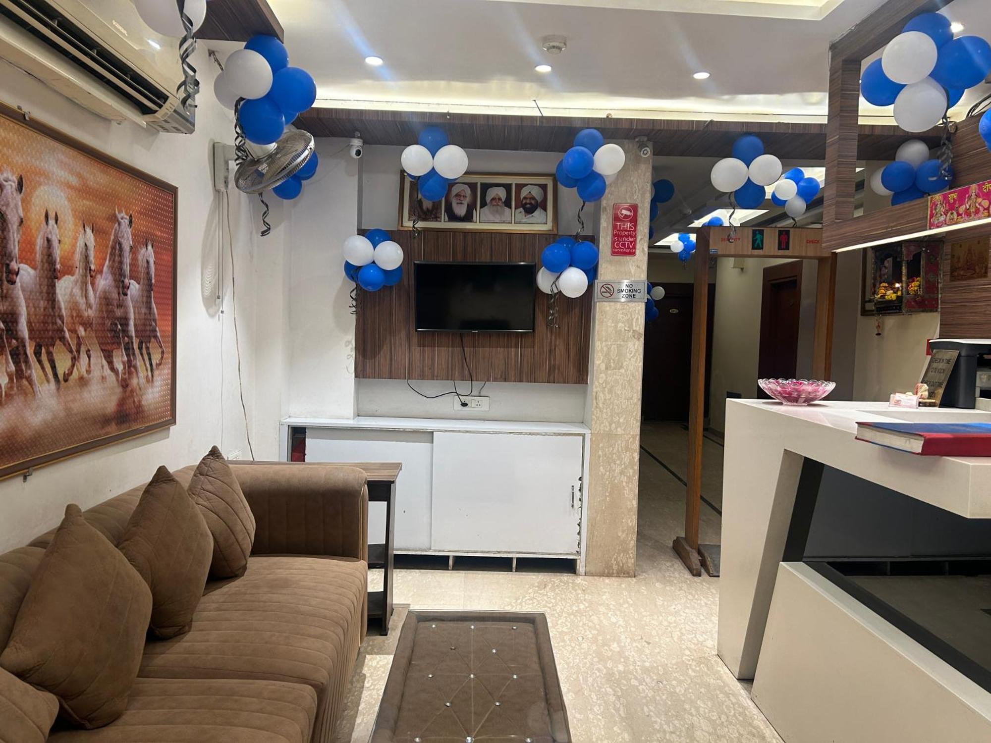 Sapphire International 100 Meters From The Railway Station