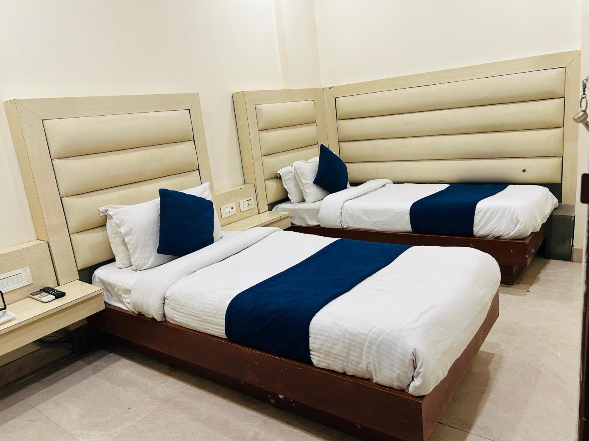 Hotel Sapphire International 100 Meters From The Railway Station 4*