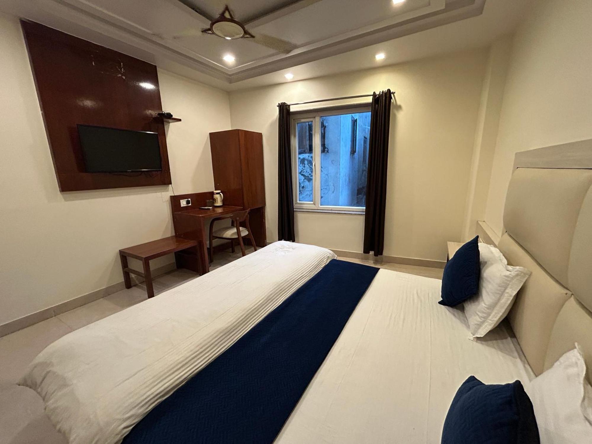 Sapphire International 100 Meters From The Railway Station Hotel